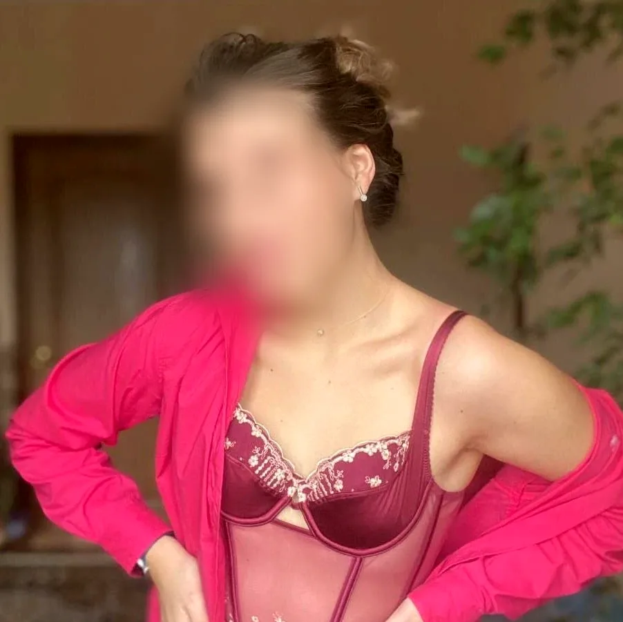 Leila, 24